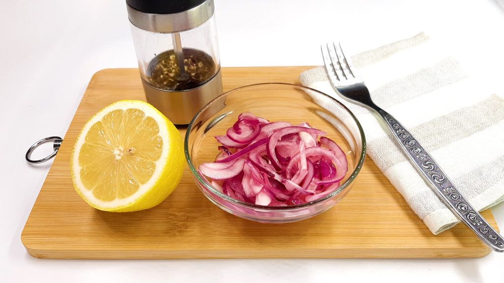 Вкусный рецепт: как быстро замариновать лук для салата