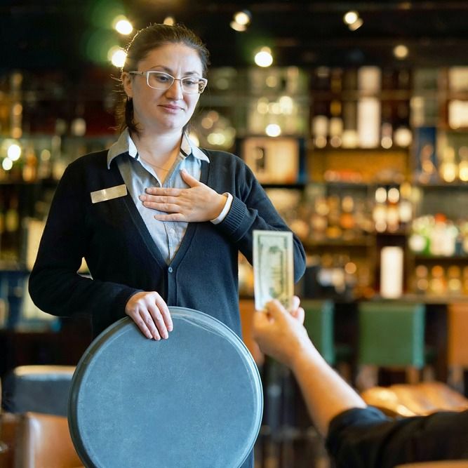 два хитрых приема, как официанты привлекают щедрые чаевые от посетителей