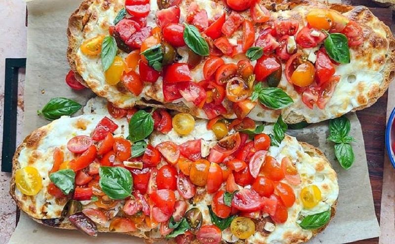 Вкус Италии дома: как приготовить брускетту с чесноком и помидорами