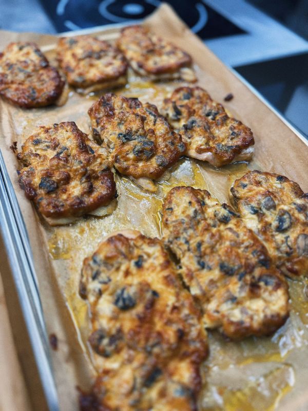 Нежная куриная грудка под грибной шапочкой