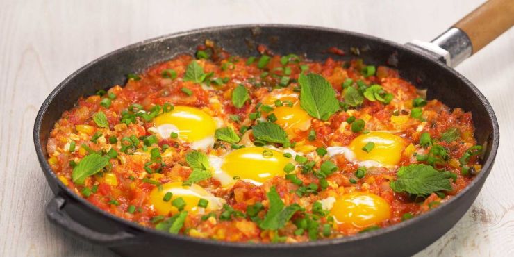 Идеальная яичница с помидорами и луком: секреты хрустящей корки и нежного вкуса