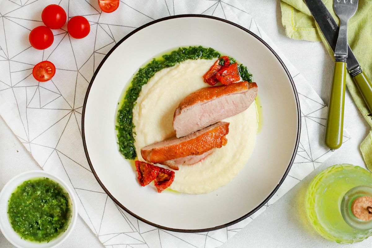 Новый кулинарный хит: утиная грудка на подушке корнеплодов с мятно?тархунным соусом