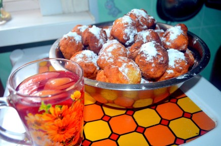 Пончики на кефире: простой рецепт для сладкоежек