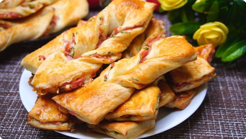 Слойки с сыром и колбасой: идеальная закуска на скорую руку