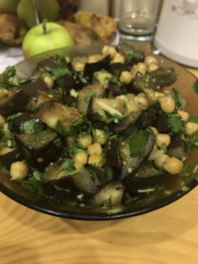 Приготовление нута с баклажанами