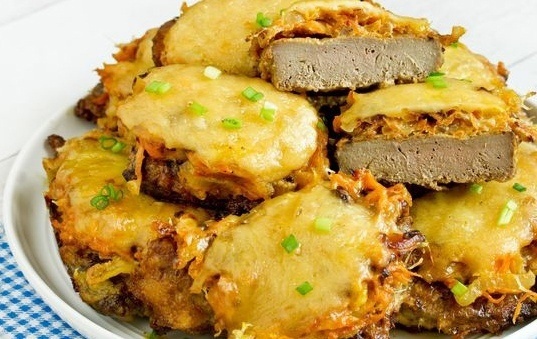 Как приготовить говяжью печень под овощами и сыром: простой рецепт