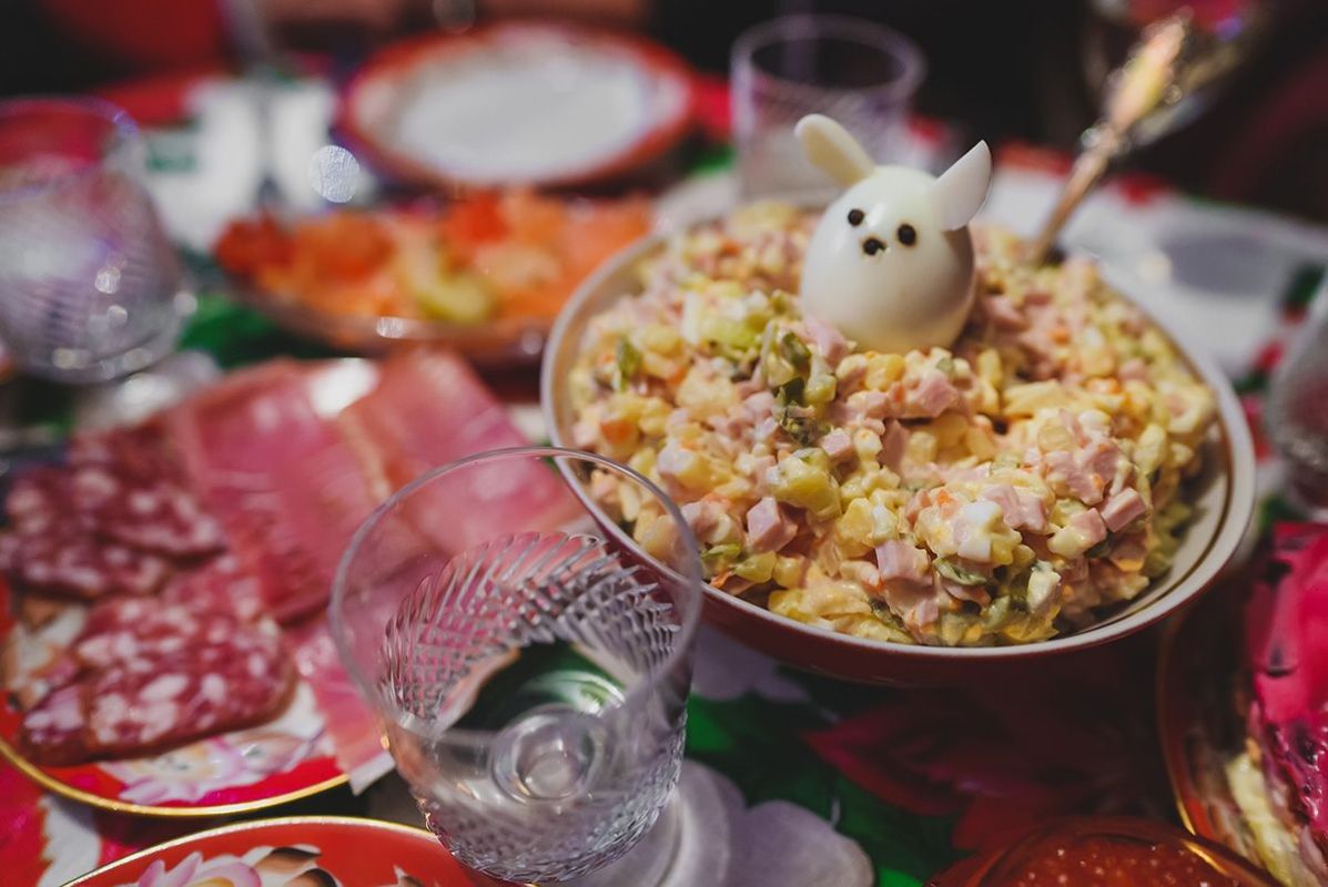 Как встретить Новый год стильно и по бюджету: идеи для веселой компании