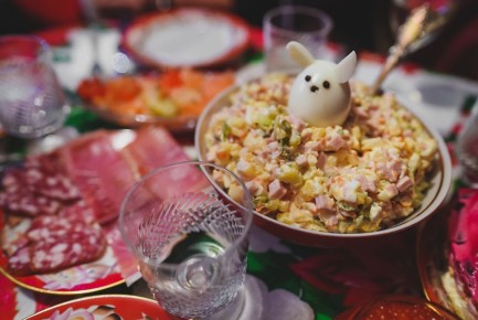 Как встретить Новый год стильно и по бюджету: идеи для веселой компании