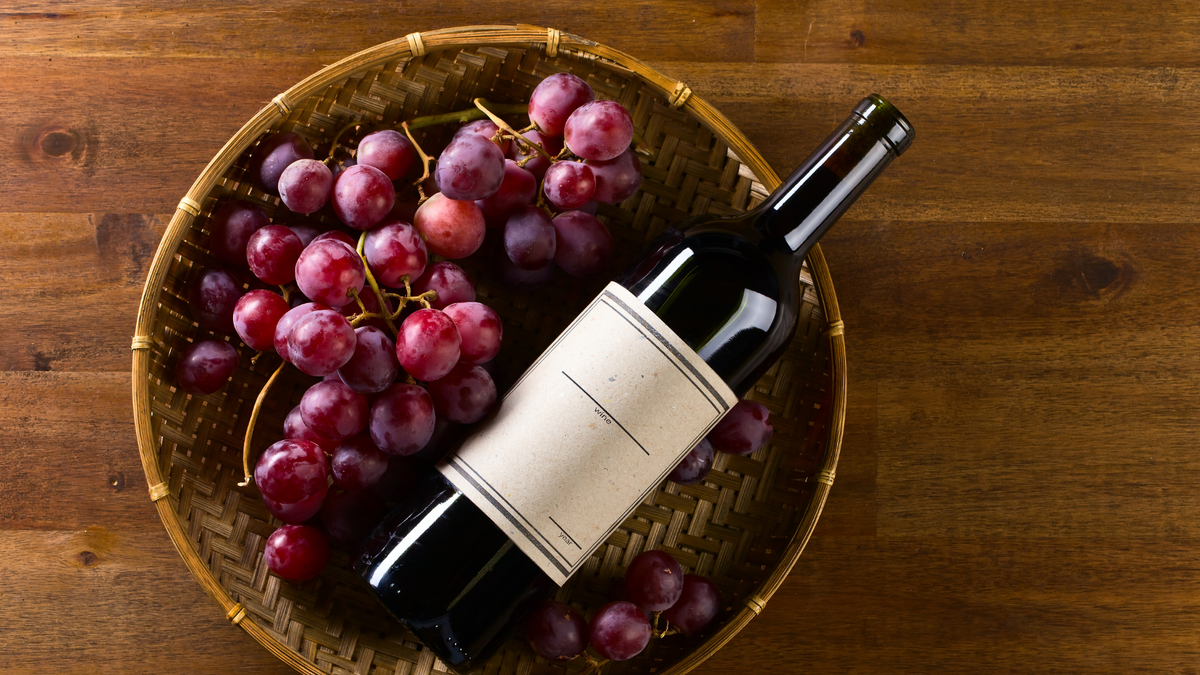 Как сохранить белизну зубов во время новогодних застолий с красным вином