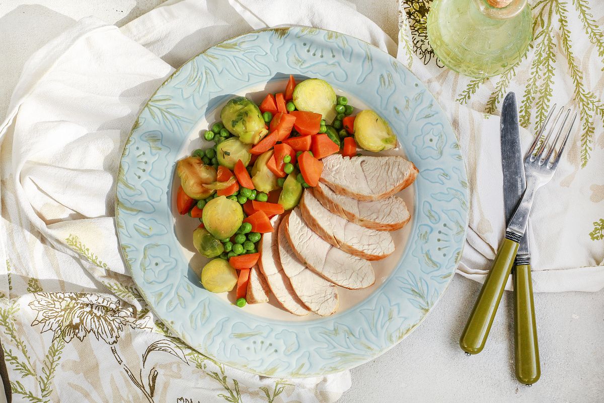 Летнее настроение на вашей тарелке: идеальный рецепт индейки с овощами