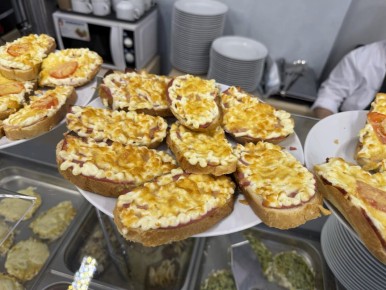 Новая столовая «Лидер»: обеды с кинопоказами и живым водопадом в Минском технопарке