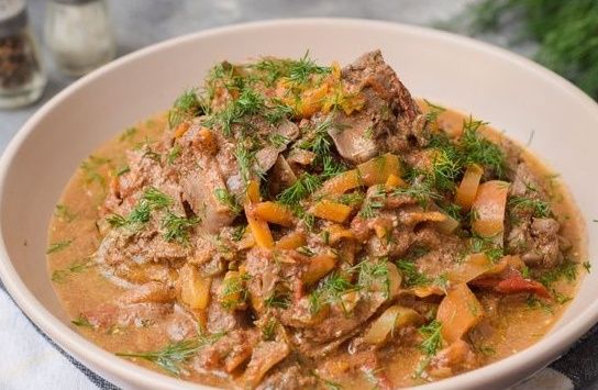 Нежная куриная печень с овощами в сметанном соусе