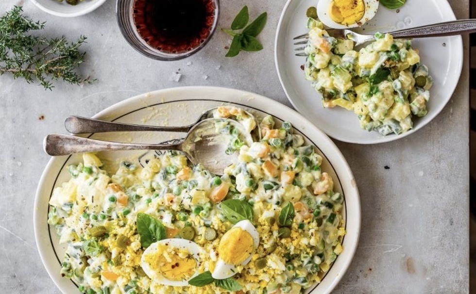 Оливье по-новому: веганский рецепт с авокадо