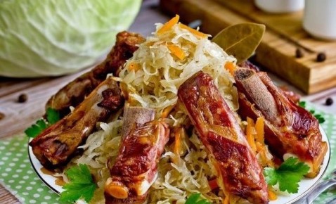 Запечённая капуста с копчёными рёбрами: легкий рецепт для уютного вечера