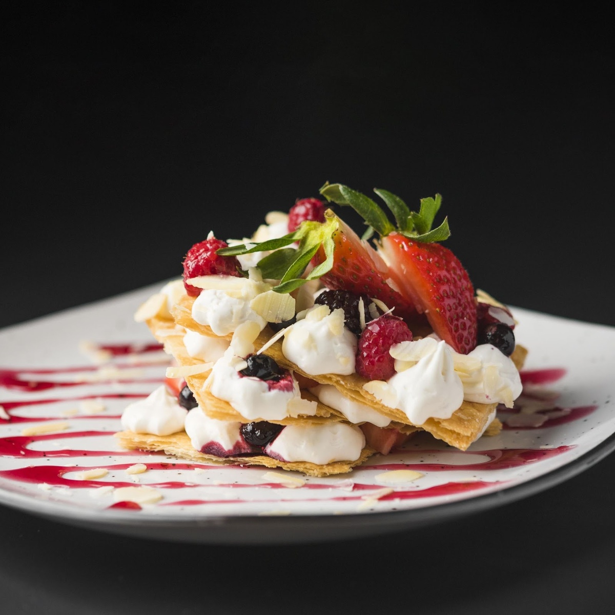 Летний десерт: мильфей с лаймовым кремом и ягодами