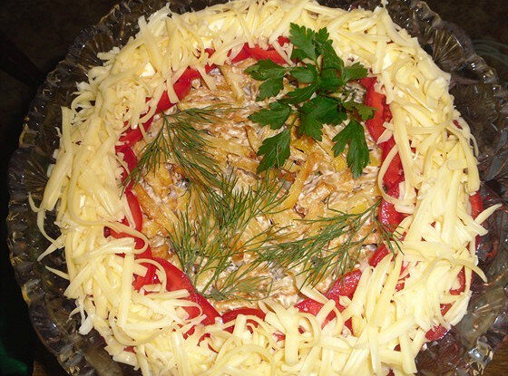 Необычный слоеный салат с мясом и овощами для вашего стола