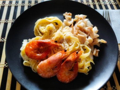 Паста папарделле в сливочно-сырном соусе с морепродуктами