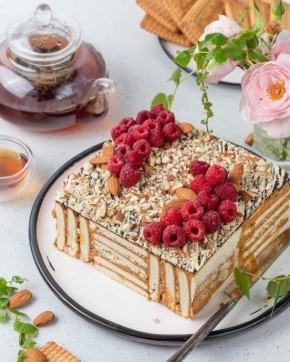 Нежный торт из печенья с творожным кремом и орехами