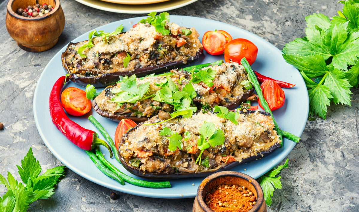 Вкусные баклажаны, фаршированные грибами: идеальное летнее блюдо