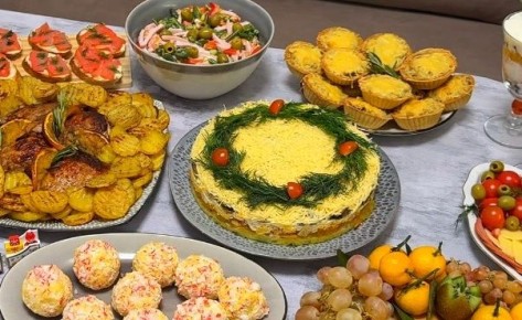 Вкусный слоёный салат с курицей и шампиньонами для праздника