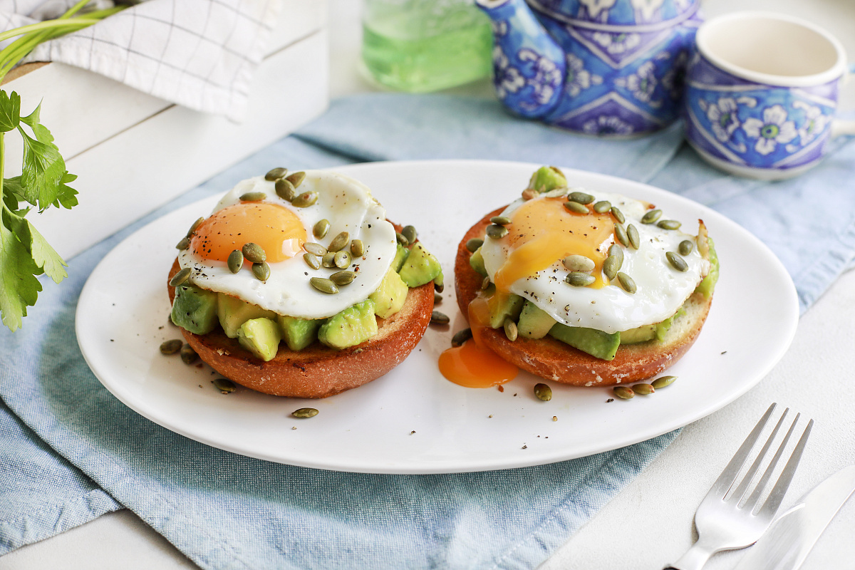 Идеальный завтрак: глазунья с авокадо на булочке бриошь