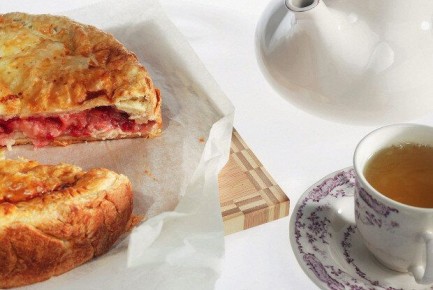 Вкусный пирог с брусникой и яблоками: отличный десерт для любой погоды