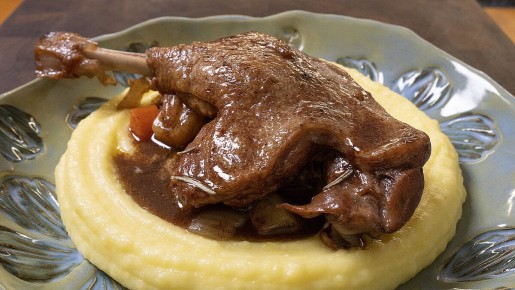 Восхитительное угощение: утиные ножки с овощами и картофельным пюре