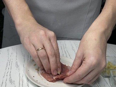 Секреты маминой рецептуры: как приготовить нежные отбивнушки с соусом