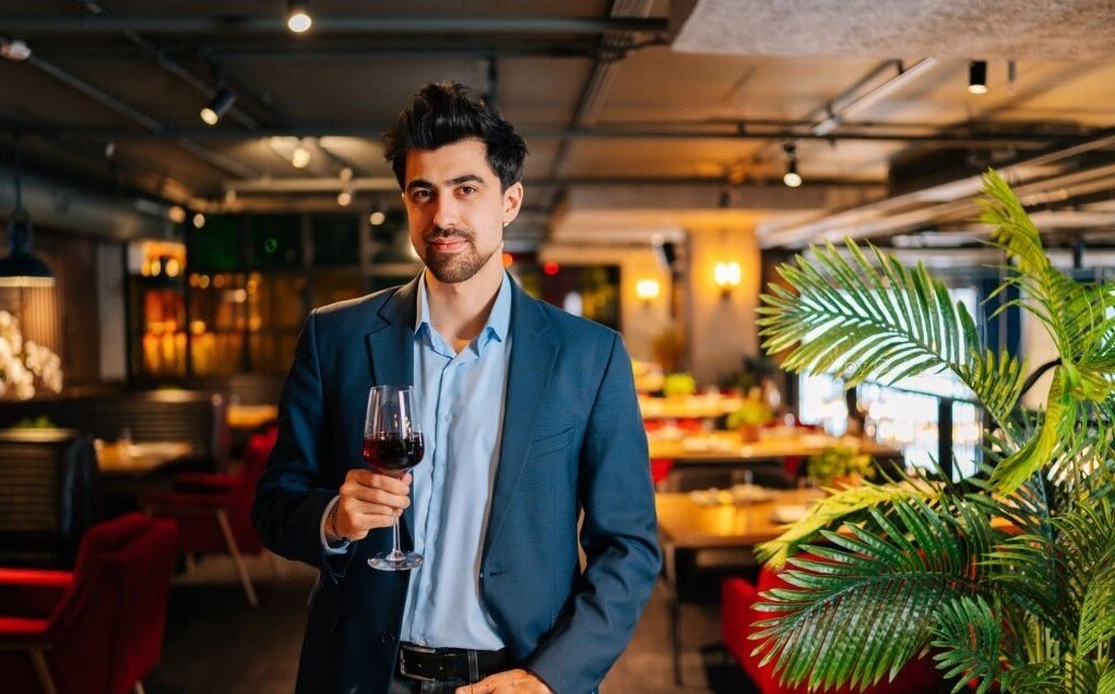 Почему кафе отказало гостю с домашним вином