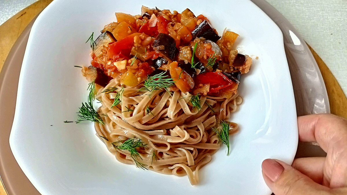 Вкусное овощное рагу с грецкими орехами: прощаемся с летом