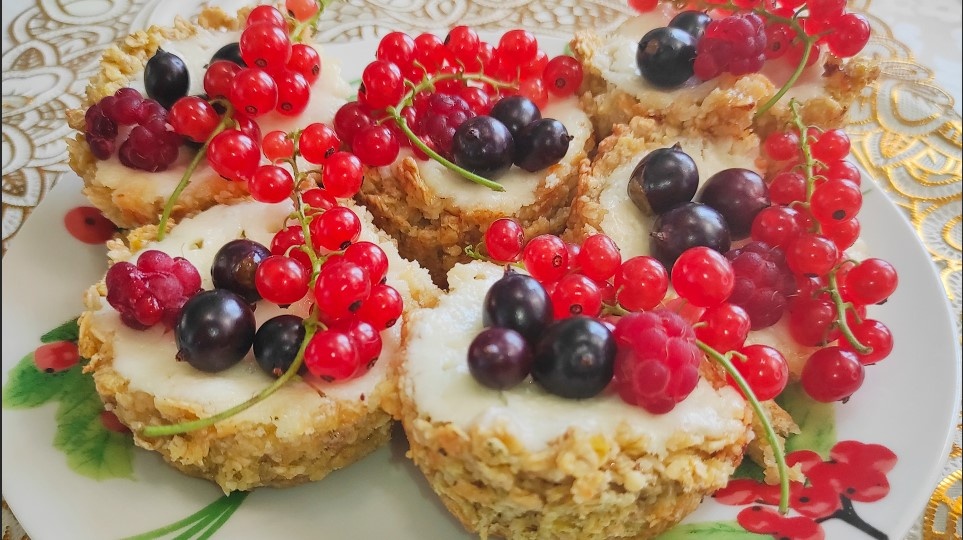 Как быстро приготовить овсяные корзиночки с творогом и ягодами