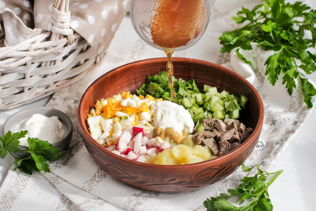 Окрошка на квасе: Летний хит для любителей холодных супов