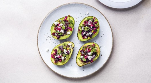 Идеальная закуска: авокадо с полезным свекольным салатом