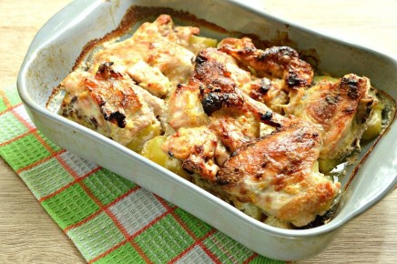 Курица с картошкой, запеченная в сметане: легкий и аппетитный рецепт