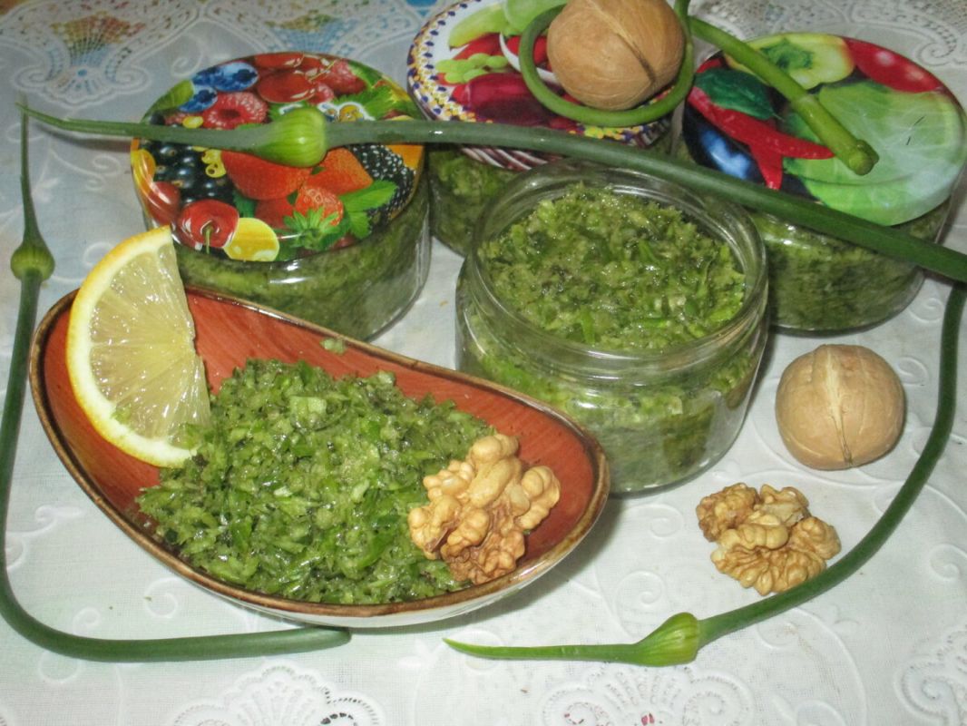 Как заготовить острые чесночные стрелки с хреном на зиму