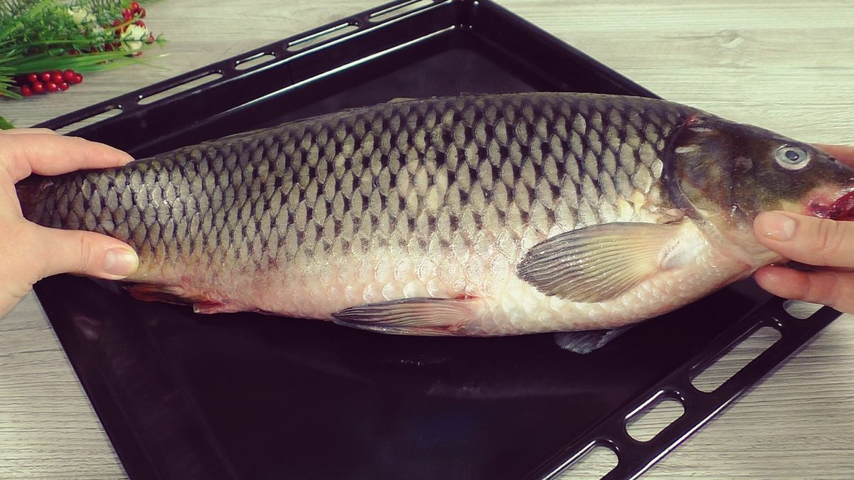Как быстро и просто очистить рыбу от чешуи всего за пару минут