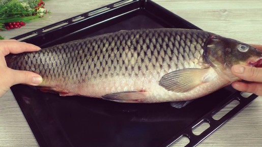 Как быстро и просто очистить рыбу от чешуи всего за пару минут