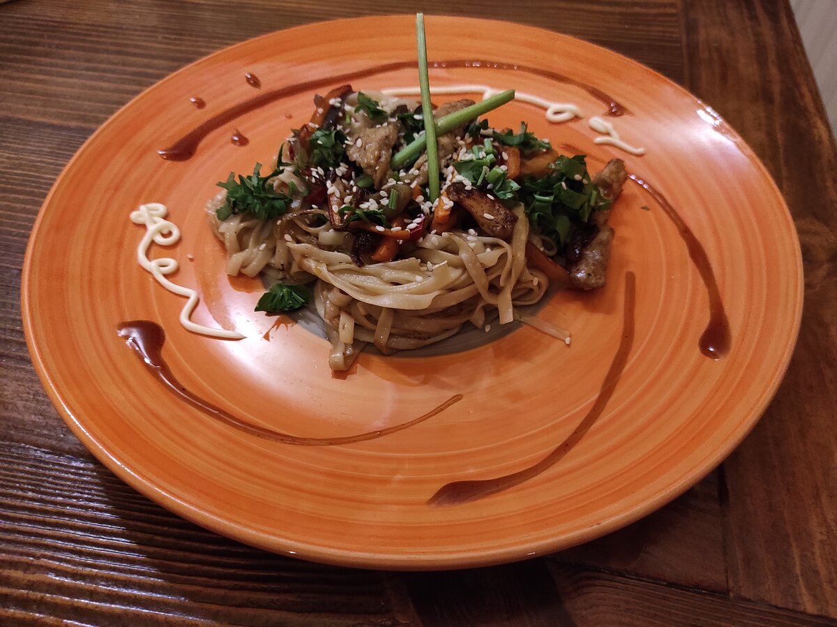 Курица с овощами и лапшой по-японски: просто и вкусно на празднике