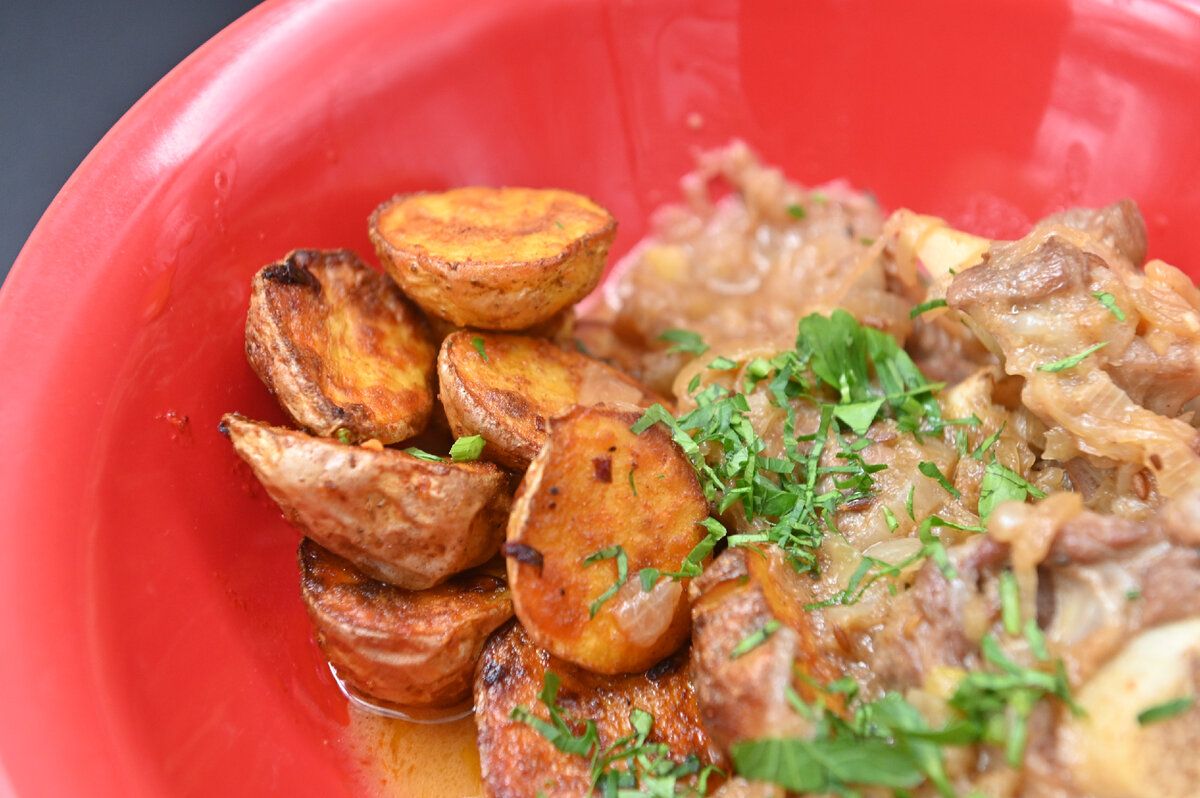 Сытная баранина с картофелем по-деревенски: кулинарное искусство шеф-повара Григория Мосина