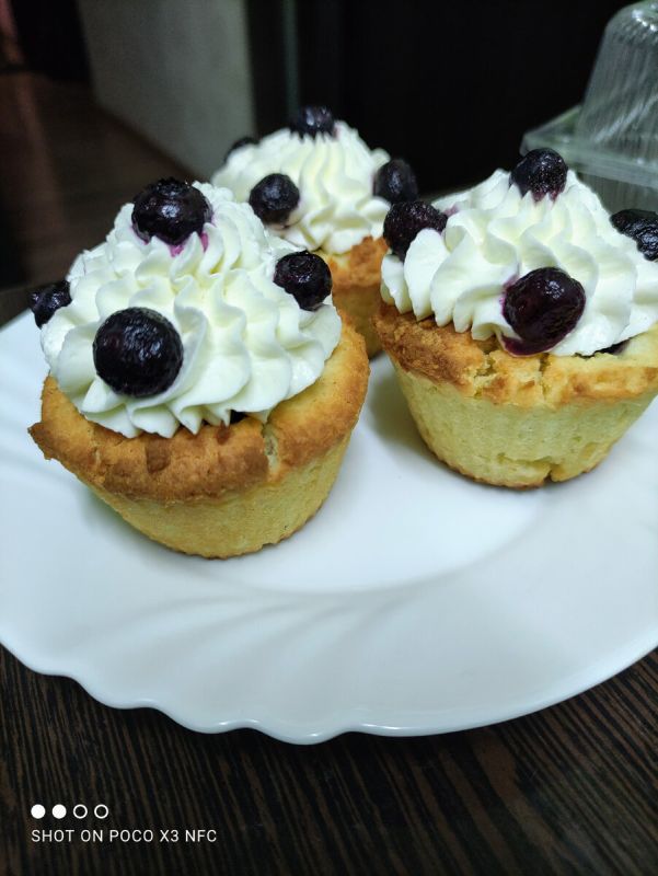 Волшебство кето десертов: нежные ягодные капкейки