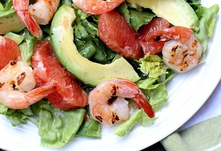 Яркий салат с креветками и грейпфрутом для праздника