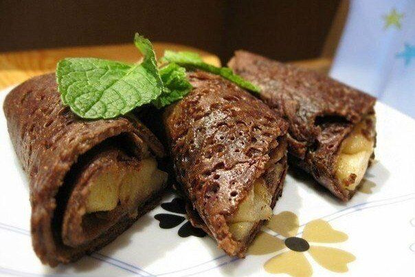 Необычные шоколадные блины с карамельными яблоками, которые стоит попробовать