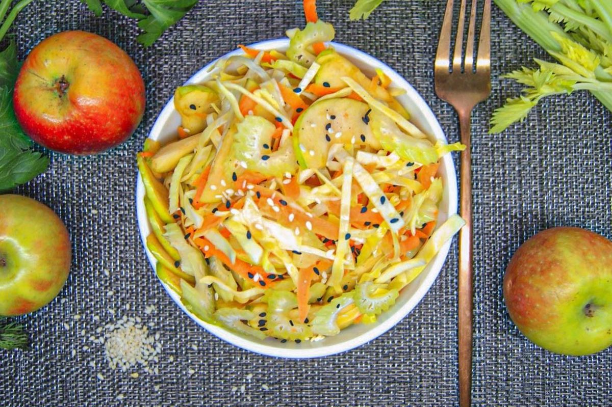Капустный салат с морковью и кунжутом: вкусно и полезно