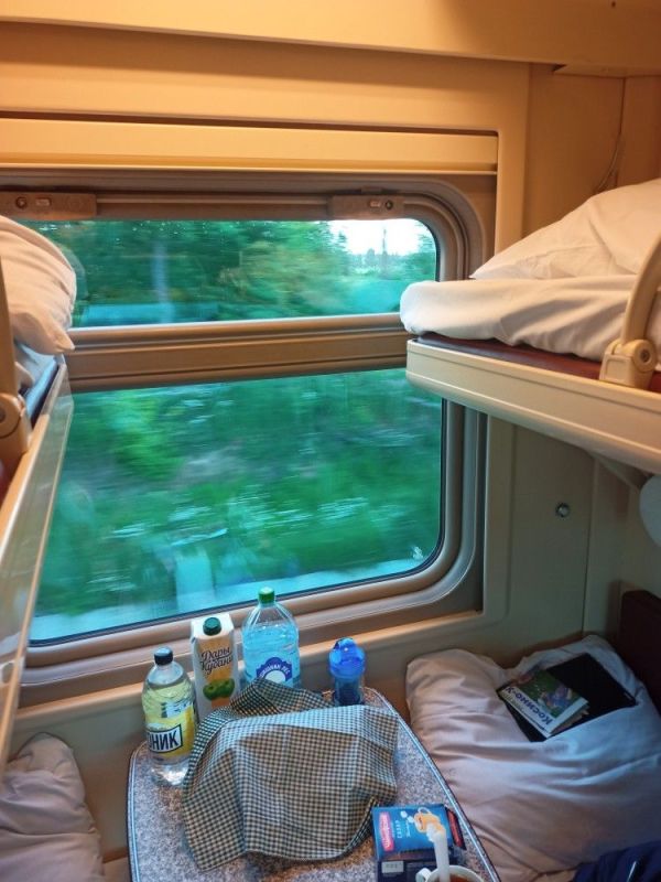 Удобная поездка для пенсионеров: секреты выбора места и еды в вагоне