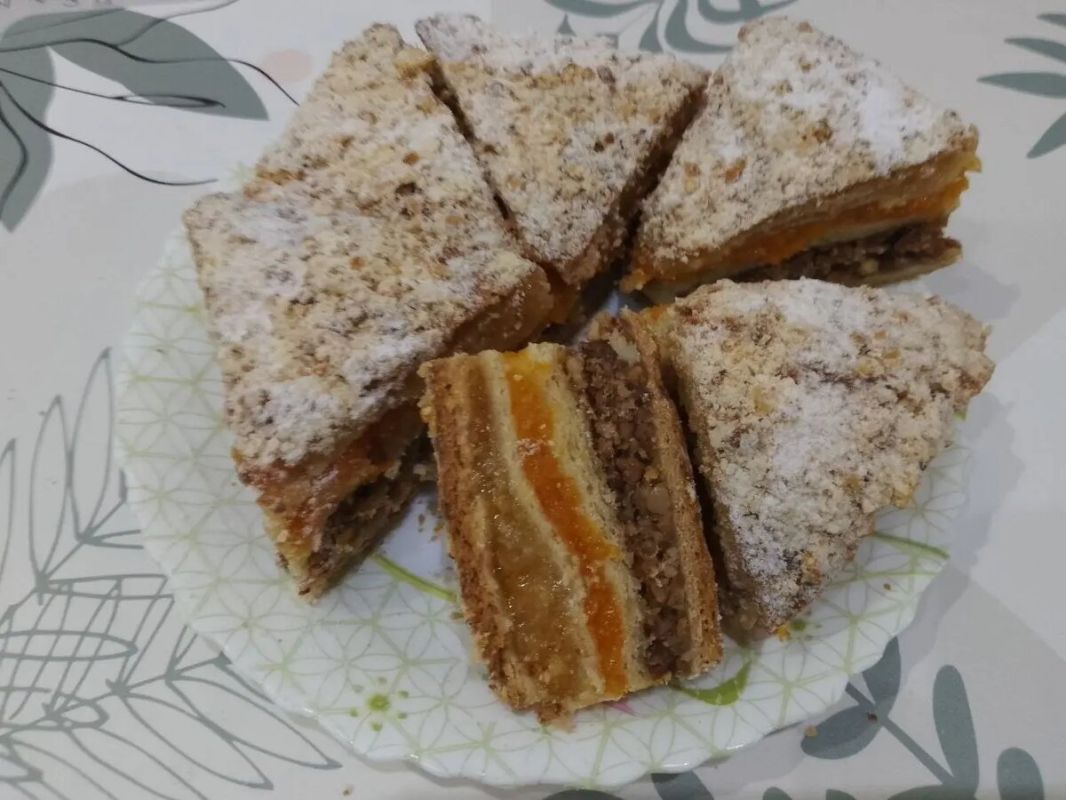 Трехслойный пирог с курагой, лимоном и орехами: легкий рецепт для домашней выпечки