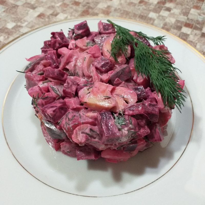 Удивительный салат с сельдью и свёклой: просто и вкусно