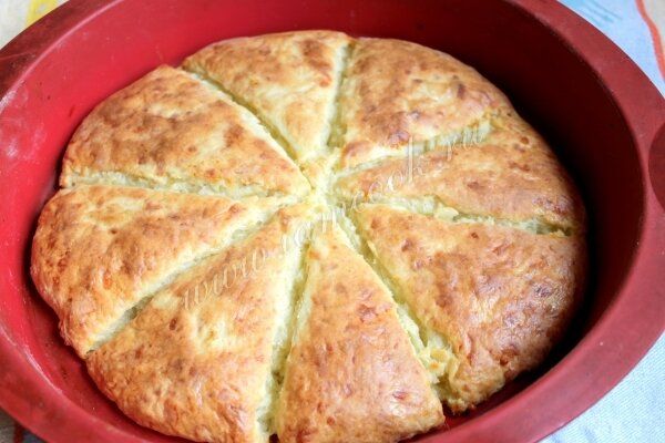 Простая сырная лепешка на кефире: удивите своих друзей