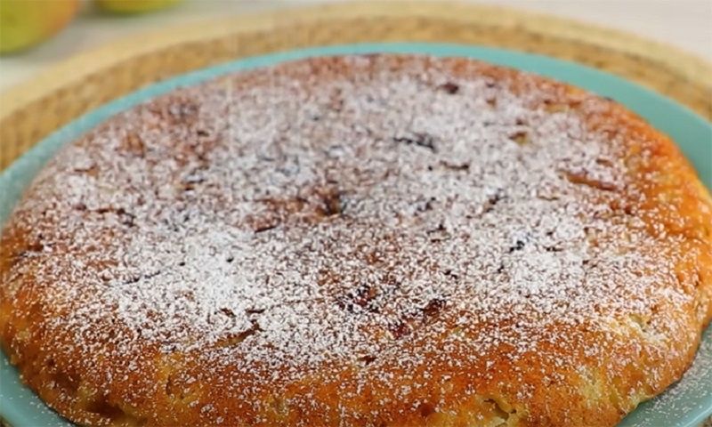 Простой яблочный пирог на сковороде: идеальный десерт за пару минут