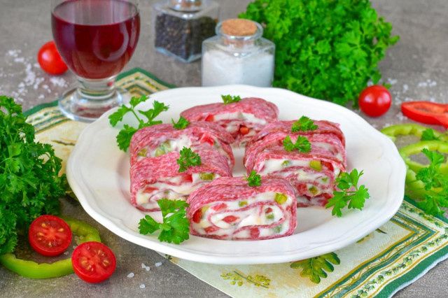 Закусочные рулеты из колбасы с сыром: идеальное решение для любого случая