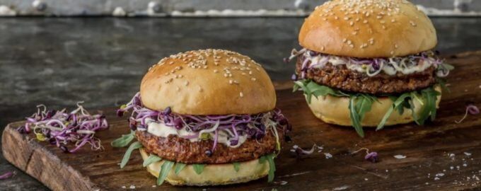 Ферма в Лондоне предлагает уникальные гамбургеры с мучными червями